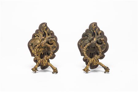 Coppia di batacchi in bronzo dorato a volute fogliate, secolo XIX.