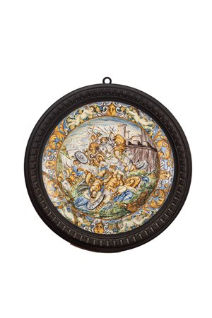 Piatto in maiolica policroma istoriata con scena di battaglia. Ambito della bottega Grue, secolo XVIII. 