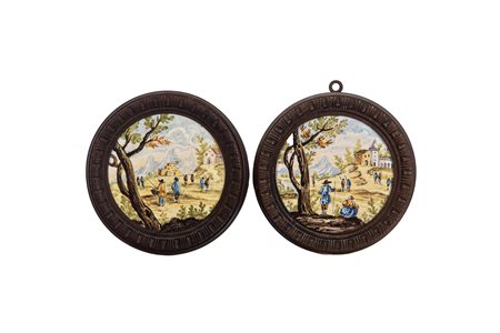Due piatteli istoriati in maiolica policroma. Castelli, secolo XVIII