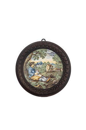 Piatto istoriato in maiolica policroma. Castelli, secolo XVIII