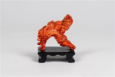 Scultura in corallo rosa intagliato raffigurante scena allegorica con putto alato dormiente e figura femminile su un cavallo reggenti entrambi una maschera teatrale. Italia meridionale, probabilmente Napoli, secolo XIX