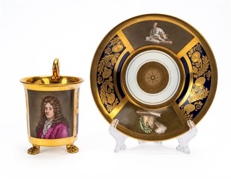 Tazza con piatto in porcellana a fondo oro e blu. Parigi, 1825 circa.