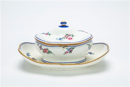 Salsiera con coperchio in porcellana. Manifattura di Sèvres, 1768 circa