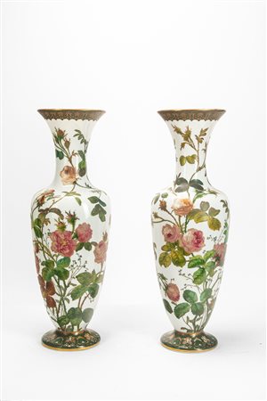 Coppia di vasi a balaustro decorati a tralci di rose.