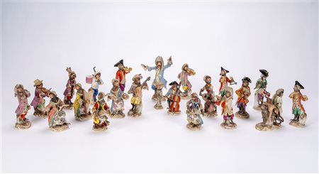 Orchestra di scimmie in porcellana policroma. Manifattura di Meissen, secolo XX. Composta da 21 elementi più un leggio