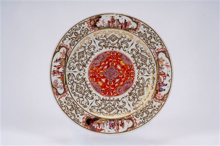 Piatto in porcellana decorata con dorature ad arabeschi e in policromia con medaglione centrale a “salami” (indianische blumen). Meissen, 1730-1735.  