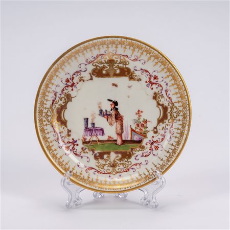 Piattino in porcellana bianca decorata con dorature e in policromia a chinoiserie. Meissen, 1725-1730 circa.