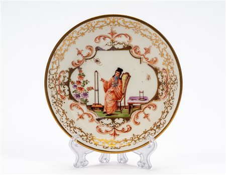 Piattino in porcellana policroma. Meissen, 1723-1724.
