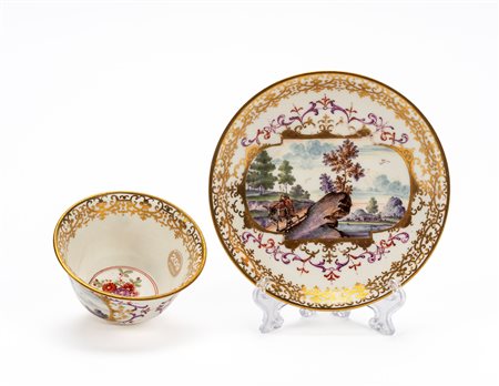 Importante tazzina da tè con piattino in porcellana. Meissen, 1725 circa. 