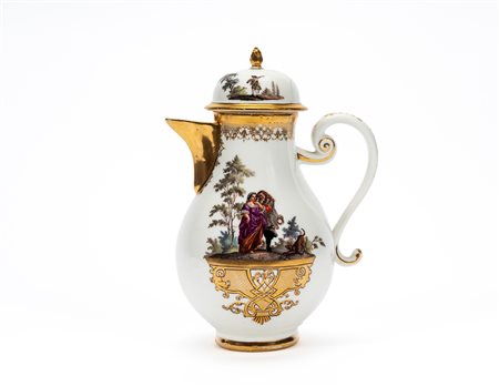Caffettiera in porcellana bianca decorata con dorature e in policromia a scena galante e scena di caccia in paesaggi rupestri.  Meissen, 1740-1745 ca.