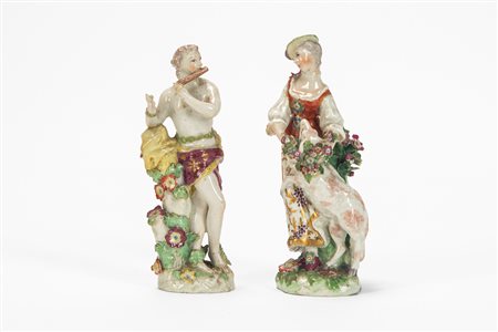 Due figure pastorali in porcellana policroma, raffiguranti un giovane flautista e una pastorella con capra. Chelsea, secolo XVIII.