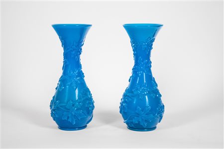 Coppia di vasi “Vase de Fantaisie no. 1” in opalina blu, Baccarat, Francia, anni 1860-1870.