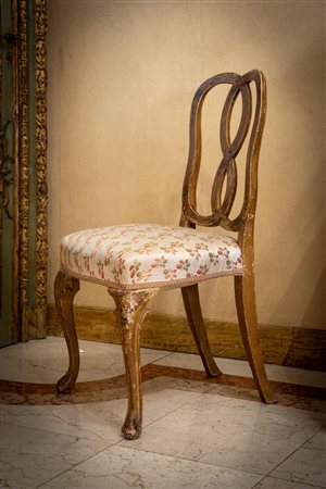 Coppia di sedie in legno laccato e dipinto a fiori. Veneto, secolo XVIII.