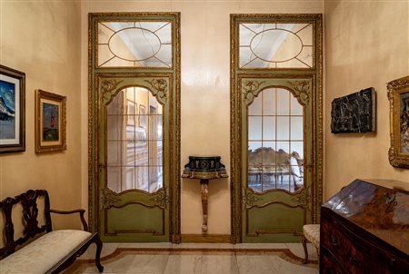 Due porte da interno in legno laccato e dorato. Piemonte, XVIII secolo.