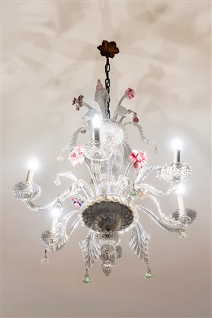 Lampadario a sei luci in vetro di Murano incolore con fiori policromi.