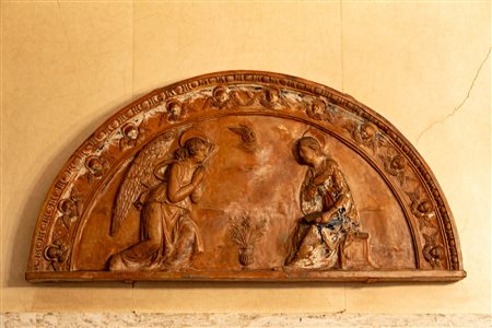 Lunetta in terracotta raffigurante Annunciazione.Ambito lombardo, secolo XVI. Da modelli toscani del tardo XV secolo.
