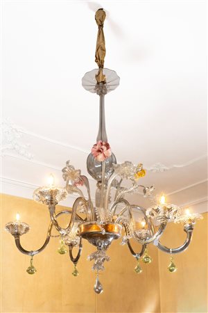 Lampadario in vetro di Murano incolore e policromo.