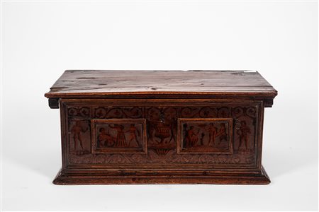 Cassa da viaggio in legno intagliato e dipinto. Veneto, secolo XVI-XVII.