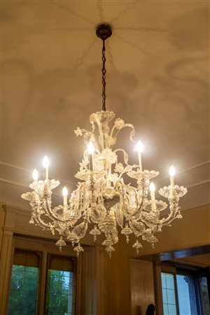 Lampadario a otto luci in vetro di Murano incolore.