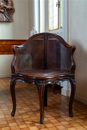 Bergère d’angolo Luigi XV in faggio tinto (fauteuil de bureau), Francia, metà secolo XVIII.