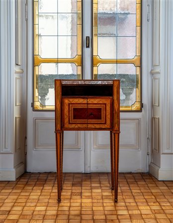 Mobiletto da centro lastronato e intarsiato con fronte a due ante e vano, piano in marmo incassato. Piemonte, fine secolo XVIII.
