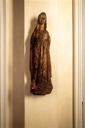Figura femminile di santa in legno scolpito con tracce di policromia, XIV-XV secolo.