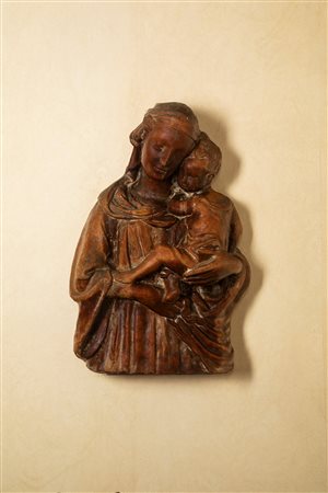 Altorilievo a mezzobusto in terracotta patinata raffigurante Madonna con Bambino. Toscana, secolo XV.
