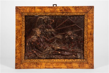 Piastra in stucco patinato a rilievo raffigurante Compianto su Cristo morto con angelo e cherubino dolente. Area senese, secolo XVIII.