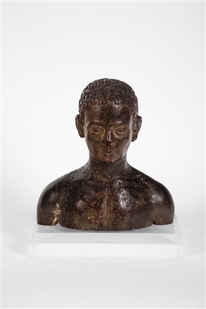 Mezzobusto in noce intagliato e patinato raffigurante giovane. Ambito toscano, secolo XV-XVI.