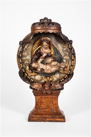 Altorilievo in cartapesta policroma raffigurante Madonna con Bambino tra nuvole e cherubini entro baldacchino. Secolo XVII.