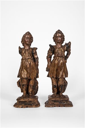 Coppia di angeli in legno scolpito, intagliato, policromo e dorato. Secolo XVI-XVII.