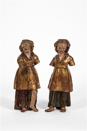 Coppia di putti in legno scolpito, intagliato, policromo e dorato. Toscana, secolo XVI.