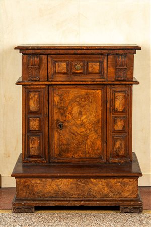 Inginocchiatoio lastronato in noce e radica di noce. Veneto, secolo XVII.