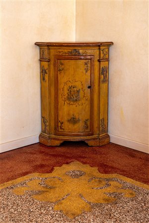 Angoliera in legno laccato ad Arte Povera. Secolo XVIII.