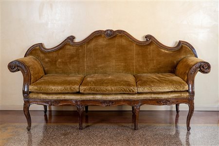 Divano a orecchioni in noce, secolo XVIII.