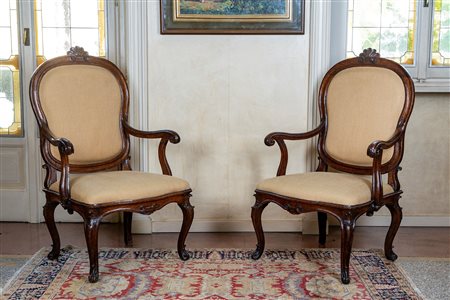 Coppia di poltrone in noce. Secolo XVIII.