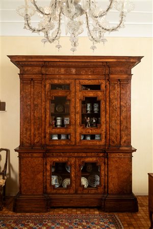 Importante doppio corpo di impianto architettonico lastronato in radica di noce. Lombardia, metà secolo XVII.