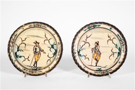 Coppia di piatti in maiolica policroma a “figuretti”. Liguria, secolo XVIII-XIX.