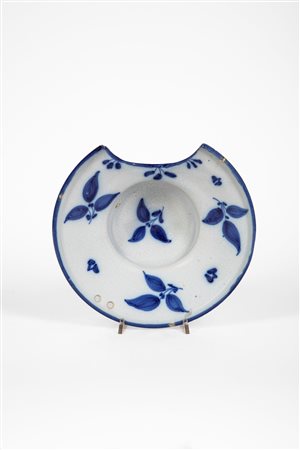 Bacile da barbiere in maiolica decorata in blu. Italia settentrionale, XVIII secolo.