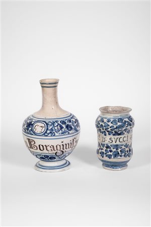 Due vasi da farmacia in maiolica decorata in blu. Italia settentrionale, XVII secolo.