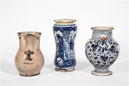 Lotto composto da un albarello e due versatioi in maiolica. Manifatture differenti, secolo XVIII.