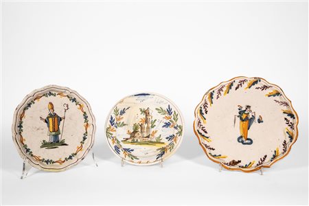 Lotto composto da due alzate e un piatto in maiolica policroma a gran fuoco, XVIII secolo.