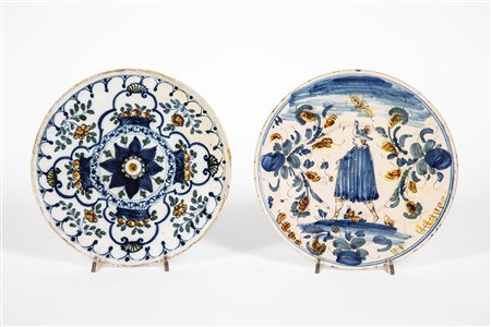 Lotto composto da un'alzata e un piatto in maiolica policroma a gran fuoco. Secolo XVIII.