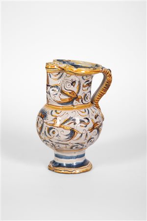 Boccale in maiolica policroma. Italia centrale (Pesaro o Urbino), secolo XVIII.