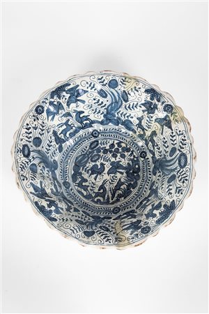 Bacile in maiolica bianco-blu. Secolo XVII.