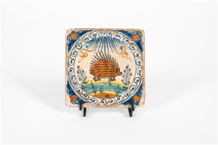 Piastrella da pavimento in maiolica policroma raffigurante istrice. Faenza, inizi del XVI secolo.