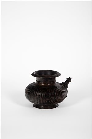 Versatoio per l’acqua (lota) in bronzo. India o Nepal, secolo XVII-XVIII.