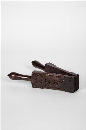 Antico spremiagrumi in legno intagliato a motivo floreale con cerniera in ferro. Secolo XVII-XVIII
