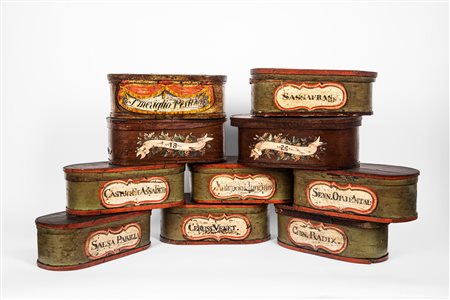 Collezione di dieci scatole da farmacia in legno dipinto. Fine XVIII-inizio XIX secolo.