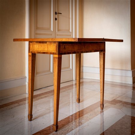 Tavolo da gioco lastronato, intarsiato e filettato. Lombardia, secolo XVIII.